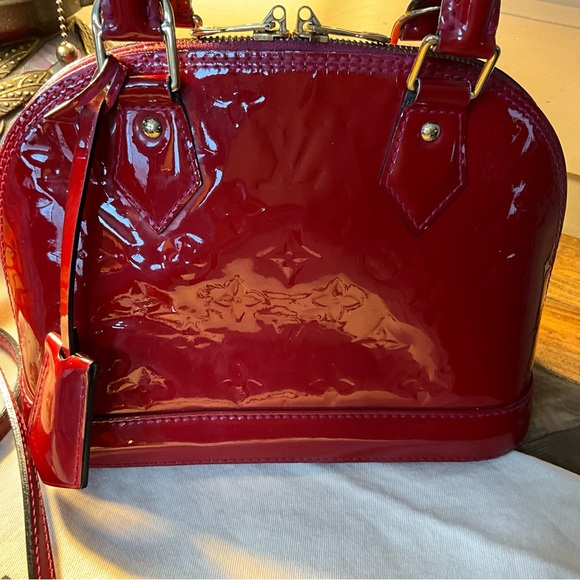 Louis Vuitton BB Alma, Red Vernis, 2 Way, Guitar Shoulder Strap, Lock & Key, EUC - Picture 4 of 11